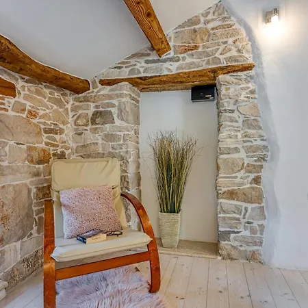 Lana Near Labin * Nedeščina