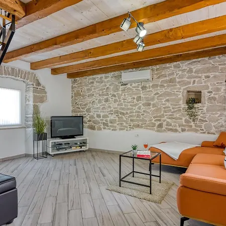 Lana Near Labin Nedeščina