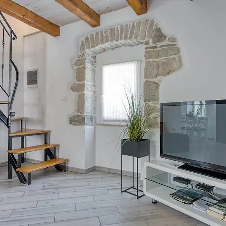 Lana Near Labin Willa