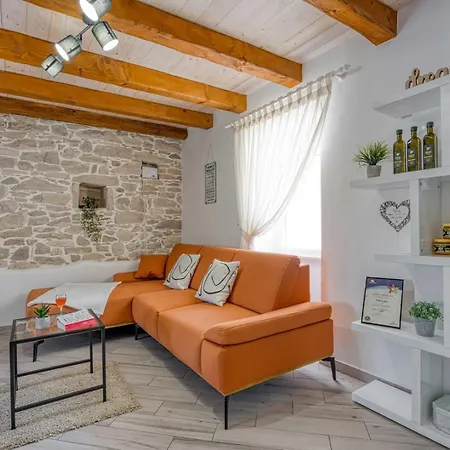 Lana Near Labin Willa *