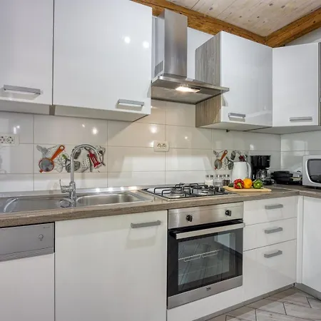 Lana Near Labin Willa Nedeščina