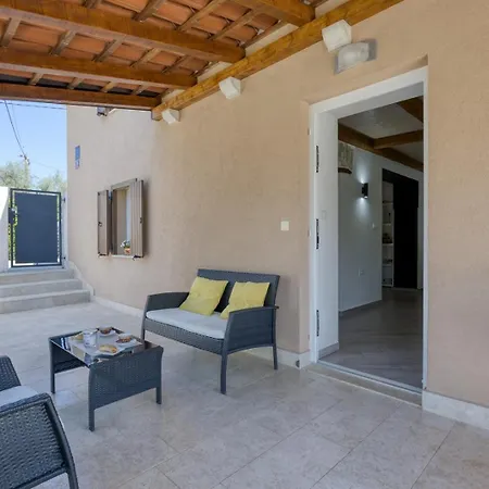 Lana Near Labin Nedeščina